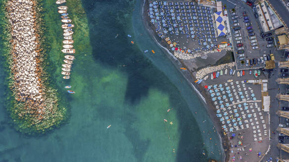 Luftaufnahme eines kleinen Strandes in Amalfi an der Amalfiküste, Salerno, Kampanien, Italien. - AAEF13523