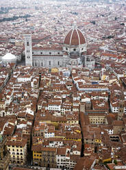 Luftaufnahme von Santa Maria del Fiore, der Hauptkathedrale in der Innenstadt von Florenz, Toskana, Italien. - AAEF13524