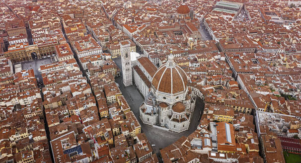 Luftaufnahme von Santa Maria del Fiore, der Hauptkathedrale in der Innenstadt von Florenz, Toskana, Italien. - AAEF13525
