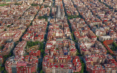 Luftaufnahme des Stadtzentrums von Barcelona, Blick auf die Sagrada Familia, ein berühmtes Wahrzeichen der Stadt, Spanien. - AAEF13533