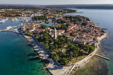 Luftaufnahme der Stadt Novigrad mit Blick auf das Adriatische Meer in Istrien, Kroatien. - AAEF13549