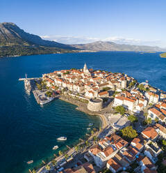 Luftaufnahme von Korcula, einer kleinen Stadt an der Adria mit Blick auf die Halbinsel Peljesac, Insel Korcula, Kroatien. - AAEF13570