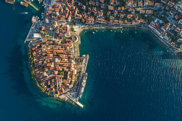 Luftaufnahme von oben auf Korcula, einer schönen kleinen Stadt an der Küste der Adria in der Nähe von Dubrovnik, Kroatien. - AAEF13572