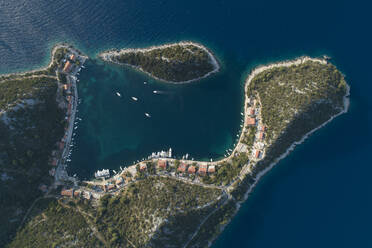 Luftaufnahme der schönen Küste der Stadt Zaklopatica mit einer kleinen Bucht und einigen Segelbooten an der Mittelmeerküste, Kroatien. - AAEF13574