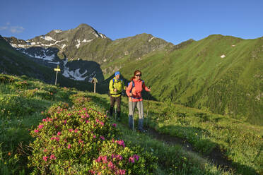 Mann und Frau beim Wandern im Virgental im Frühling - ANSF00089