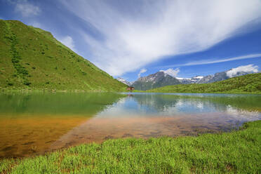 Blick auf den Berger See im Frühling mit der Bergerseehütte im fernen Hintergrund - ANSF00092