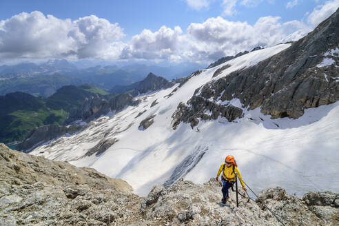 Bergsteigerin beim Aufstieg zum Grat der Marmolada - ANSF00099