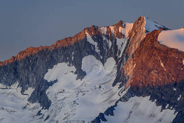 Der schneebedeckte Berg Hochfeiler in der Abenddämmerung - ANSF00100