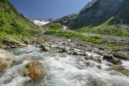 Klarer Gebirgsbach in den Zillertaler Alpen - ANSF00108