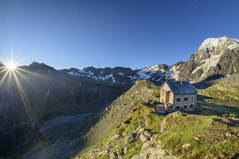 Hintergrathütte in den Ortler Alpen bei Sonnenaufgang - ANSF00115