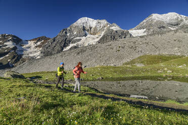 Zwei Personen beim Wandern in den Ortler Alpen - ANSF00116