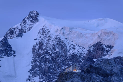 Abgeschiedene Payerhütte in den Ortler Alpen in der Abenddämmerung - ANSF00118