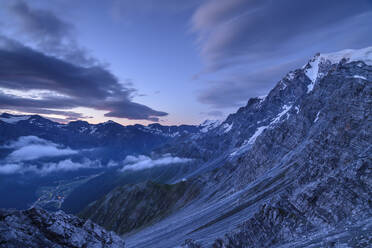 Tal in den Ortler Alpen in der Morgendämmerung - ANSF00119