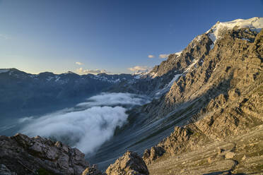 Nebelverhangenes Tal in den Ortler Alpen in der Morgendämmerung - ANSF00120