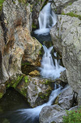 Langzeitbelichtung eines kleinen Wasserfalls in den Cottischen Alpen - ANSF00138