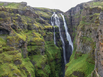 Blick auf den Fluss Botnsv und den Glymur-Wasserfall, mit 198 Metern der höchste Wasserfall Islands, Island, Polarregionen - RHPLF20919