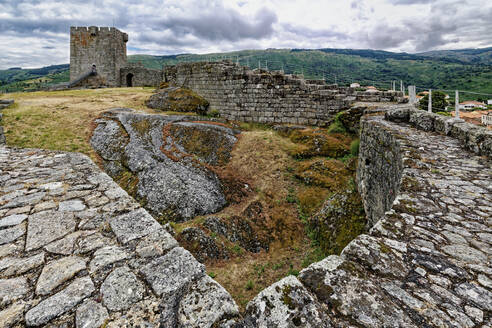 Burgwälle, Linhares de Beira, Historisches Dorf um die Serra da Estrela, Bezirk Castelo Branco, Beira, Portugal, Europa - RHPLF20924