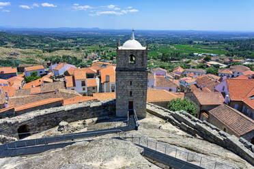 Schlossglocke und Uhrenturm, Castelo Novo, Historisches Dorf um die Serra da Estrela, Bezirk Castelo Branco, Beira, Portugal, Europa - RHPLF20925