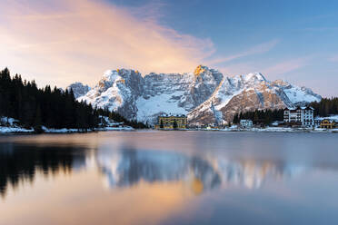 Herbstsonnenaufgang über dem Misurina-See und dem Berg Sorapiss, Dolomiten, Auronzo di Cadore, Provinz Belluno, Venetien, Italien, Europa - RHPLF20931