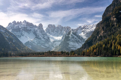 Blick auf die Cristallo-Gruppe vom unberührten Landrosee, Dolomiten, Toblach, Provinz Bozen, Südtirol, Italien, Europa - RHPLF20933