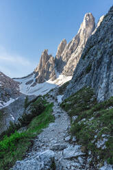 Wanderweg zur Zsigmondy Comici Hütte mit Croda Dei Toni im Hintergrund, Fischleintal, Sextner Dolomiten, Südtirol, Italien, Europa - RHPLF20934