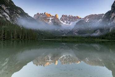 Landrosee und Wälder bei Sonnenuntergang mit Cristallo und Popenagruppe im Wasser, Dolomiten, Südtirol, Italien, Europa - RHPLF20935