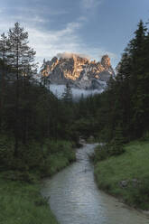 Fluss im grünen Tal mit Cristallo und Popena-Gruppe im Hintergrund bei Sonnenuntergang, Dolomiten, Südtirol, Italien, Europa - RHPLF20936