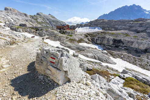 Wanderweg auf felsigen Bergen zur Pian di Cengia (Buellelejoch) Hütte, Sextner Dolomiten, Südtirol, Italien, Europa - RHPLF20937