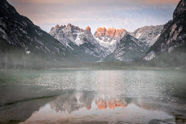 Popenagruppe und Monte Cristallo spiegeln sich im Landrosee (Durrensee) im Nebel in der Morgendämmerung, Dolomiten, Südtirol, Italien, Europa - RHPLF20938