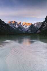 Landrosee (Durrensee) in der Morgendämmerung mit Popenagruppe und Cristallo im Hintergrund, Dolomiten, Provinz Bozen, Südtirol, Italien, Europa - RHPLF20939