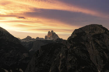 Die Drei Zinnen unter dem brennenden Himmel bei Sonnenuntergang, Sextner Dolomiten, Provinz Bozen, Südtirol, Italien, Europa - RHPLF20940