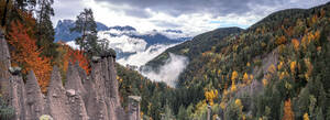 Nebel über den Erdpyramiden und dem Wald im Herbst, Longomoso, Renon (Ritten), Bozen, Südtirol, Italien, Europa - RHPLF20943