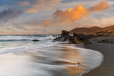 Wellen brechen am Sandstrand Playa de la Solapa bei Sonnenuntergang, Fuerteventura, Kanarische Inseln, Spanien, Atlantik, Europa - RHPLF20955