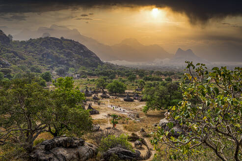 Traditionelle Dorfhütten des Stammes der Laarim, Boya Hills, Ost-Äquatoria, Südsudan, Afrika - RHPLF20962