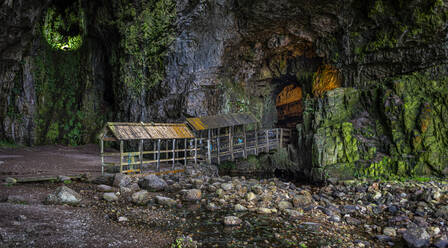 Smoo Cave in der Nähe von Durness, an der beliebten NC500-Route gelegen und einer der größten Meereshöhleneingänge in Großbritannien, Highlands, Schottland, Vereinigtes Königreich, Europa - RHPLF20980