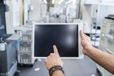Geschäftsmann benutzt digitales Tablet in einer Fabrik - DIGF16968