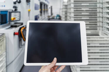 Geschäftsmann mit Tablet-PC in einer Fabrik - DIGF16972