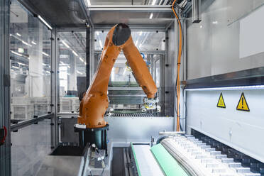 Roboterarm bei der Arbeit in der Industrie - DIGF16976