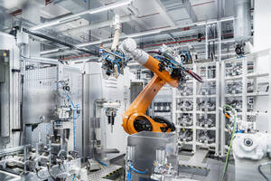 Robotic arm in manufacturing industry - DIGF16987