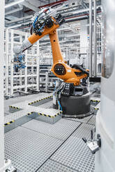 Automatisierter Roboterarm in der Fertigungsindustrie - DIGF16989