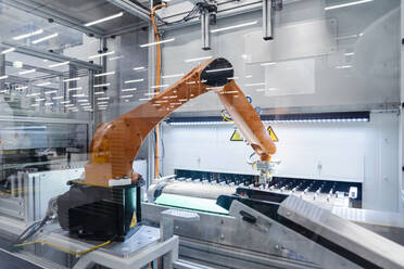 Roboterarm bei der Arbeit in einer Fabrik - DIGF16992