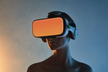 Weibliche Puppe mit VR-Brille vor hellblauem Hintergrund als Symbol für futuristische Technologie - ADSF32302