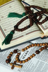 Bibel, Koran, Kruzifix und Gebetsperlen, interreligiöse Symbole des Christentums und des Islam, der beiden größten Religionen der Welt, Dubai, Vereinigte Arabische Emirate, Naher Osten - RHPLF20998