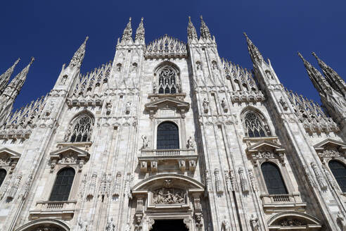 Die Westfassade des Doms, der Kathedrale im gotischen Stil, die der Heiligen Maria geweiht ist, Mailand, Lombardei, Italien, Europa - RHPLF21003