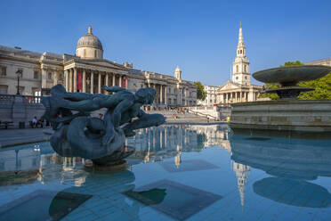 Blick auf die National Gallery und die Springbrunnen am Trafalgar Square, Westminster, London, England, Vereinigtes Königreich, Europa - RHPLF21013