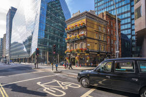 Ansicht von The Albert, einem alten Londoner Pub, in der Victoria Street, umgeben von modernen Gebäuden, Westminster, London, England, Vereinigtes Königreich, Europa - RHPLF21014