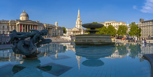 Blick auf die National Gallery, die Kirche St. Martins-in-the-Fields und die Springbrunnen am Trafalgar Square, Westminster, London, England, Vereinigtes Königreich, Europa - RHPLF21015