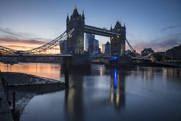 Tower Bridge bei Sonnenuntergang, gespiegelt in der Themse, London, England, Vereinigtes Königreich, Europa - RHPLF21024