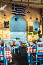 Griechisches traditionelles Restaurant mit ikonischer blauer Farbe, Chania, Kreta, Griechische Inseln, Griechenland, Europa - RHPLF21029