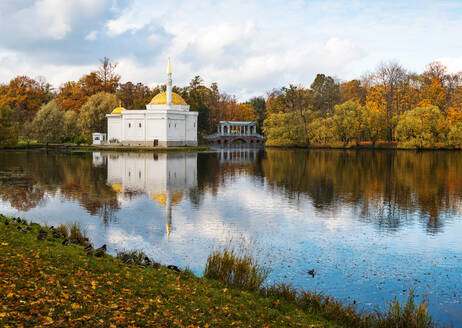 Pavillon des Türkischen Bades und Marmorbrücke, Katharinenpark, Puschkin (Zarskoje Selo), bei St. Petersburg, Russland, Europa - RHPLF21040